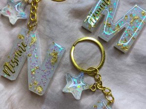 Porte-clefs initiale "Étoile holographique blanche"