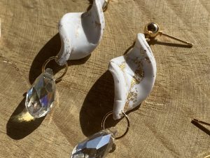 Boucles d'oreilles LYRA, modèle spirale, marbrées blanc et doré.