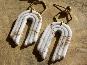 Boucles d'oreilles LYRA modèle arc en ciel, marbrées blanc et doré.