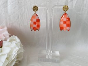 Boucles d’oreilles SUNRISE tulipe, damier rose orangé.