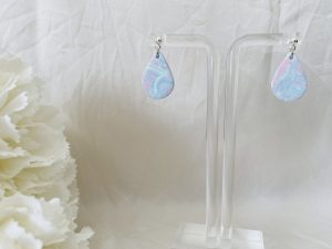 Boucles d’oreilles LIGIE modèle petites gouttes argentées.