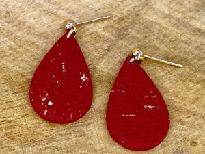 Boucles d’oreilles bordeau et dorées, pâte polymère, acier inoxydable et gold filled.