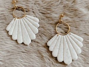 Boucles d’oreilles éventail granit blanc et sable, fermoir en or.