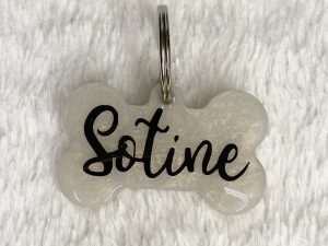 Médaille pour chien en forme d'os nacrée beige