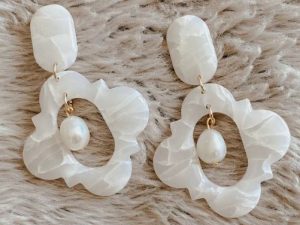 Boucles d’oreilles effet marbre blanc, pâte polymère translucide et perles d’eau veritables