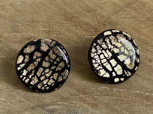 Style féminin clous et pendants d’oreilles, en pâte polymère et résine pour la brillance. Les fermoirs sont en acier inoxydable. Les boucles d'oreilles sont fabriquées à la main dans mon atelier. Différents modèles