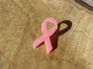 Pin’s ruban rose « Octobre rose » collection | 1 euro reversé à une association.