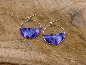 Boucles d'oreilles pendantes demi-cercle collection GEMMES bleu, violet et argenté