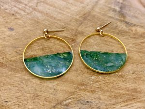 Boucles d'oreilles pendantes demi-cercles collection GEMMES vert et doré