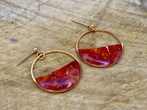 Boucles d'oreilles pendantes demi-cercles collection GEMMES rouge orangé et doré