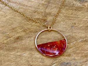 Collier demi-cercle collection GEMMES rouge orangé et doré