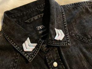 Bijoux de col tie and dye bleu vert et rose, en forme de chevrons, détails en acier inoxydable argenté, fermoir pin's argenté. (la paire) les caprices d'andromède