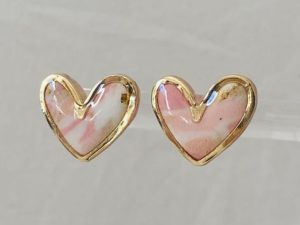 Puces d’oreilles coeur rose, nude et blanc, fermoir et détails en acier inoxydable doré. les caprice d'andromede