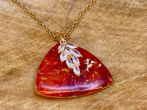 Collier feuille zircon : 3cm x 2,5cm et chaine de 45cm. Les caprices d'andromède