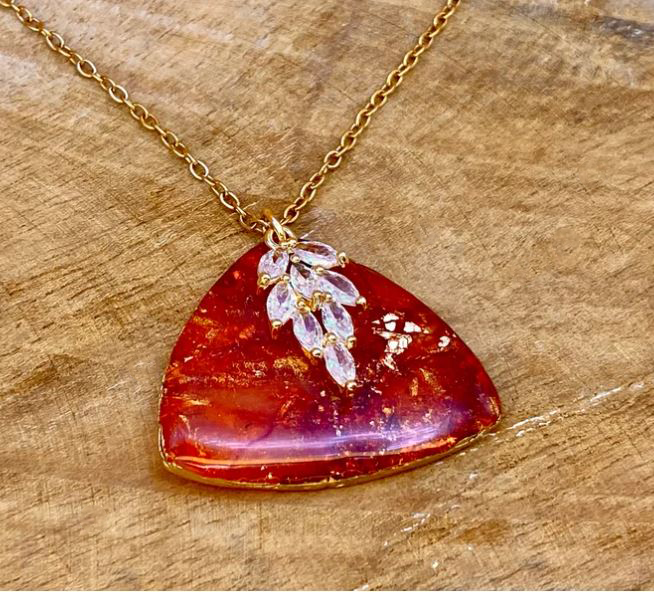 Collier feuille zircon : 3cm x 2,5cm et chaine de 45cm. Les caprices d'andromède