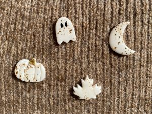 Pin’s CARPO blanc et doré, fermoir pin's doré.