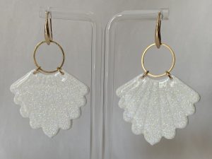 Boucles d’oreilles CALISTA éventail blanc pailleté, détails et fermoir doré.