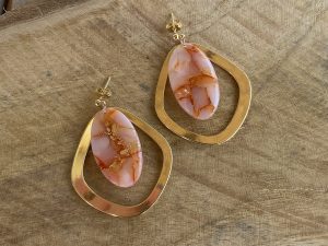 Boucles d’oreilles DURGA graphiques marbrées orange.