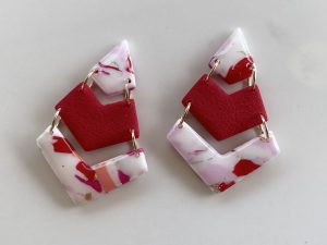 Boucles d'oreilles RIO - modèle flèche - rouge, blanc, orange et rose - fermoirs et détails en acier inoxydable rose gold.