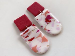 Boucles d'oreilles RIO - modèle géométrique - rouge, blanc, orange et rose - fermoirs et détails en acier inoxydable rose gold.