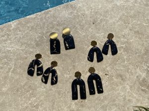 Boucles d’oreilles NEFERTARI noires et dorées.