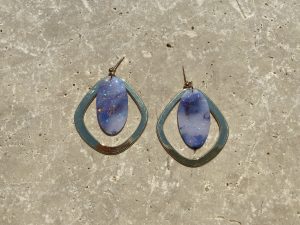 Boucles d’oreilles DURGA graphiques marbrées bleues.