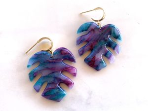 Boucles d'oreilles HEMERA - modèle monstera fermoir clou type créole.