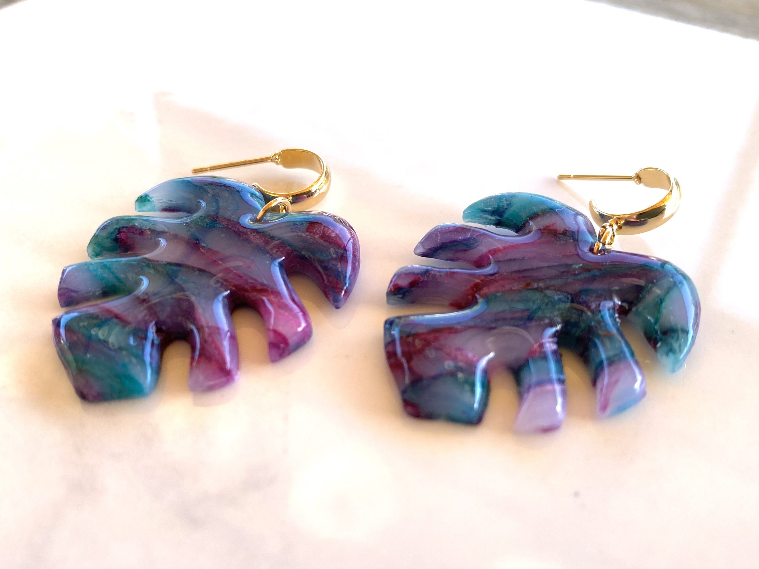 Boucles d'oreilles HEMERA - modèle monstera fermoir clou type créole. – Image 2