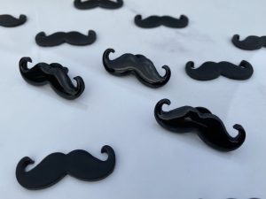 Pin’s moustache MOVEMBER | 1 euro reversé à une association.