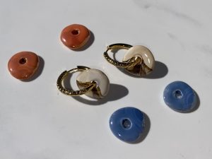 Boucles d'oreilles DONNIE - créole perle en céramique