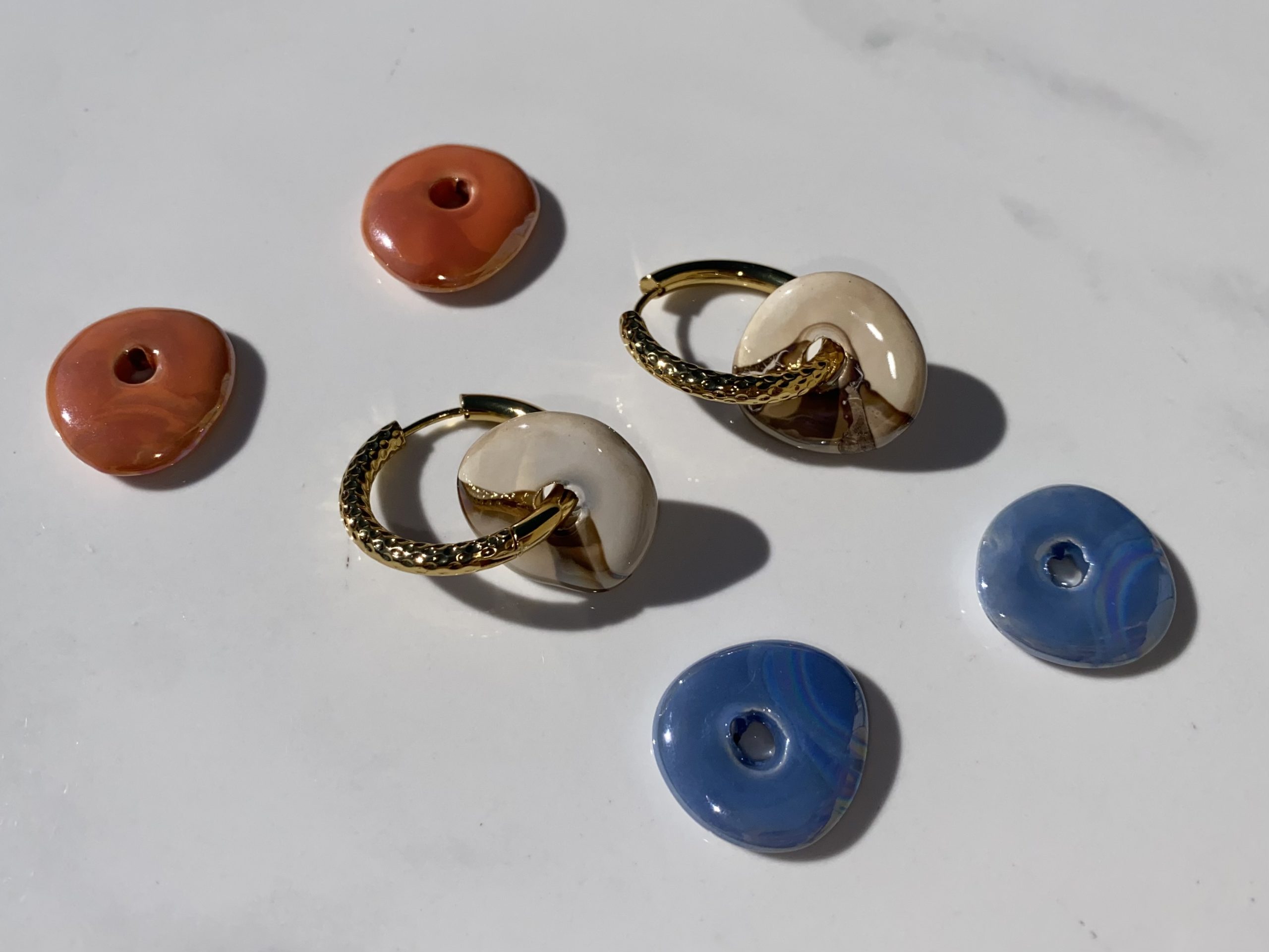 Boucles d'oreilles DONNIE - créole perle en céramique