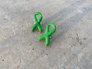 Pin’s ruban vert | 1 euro reversé à une association.